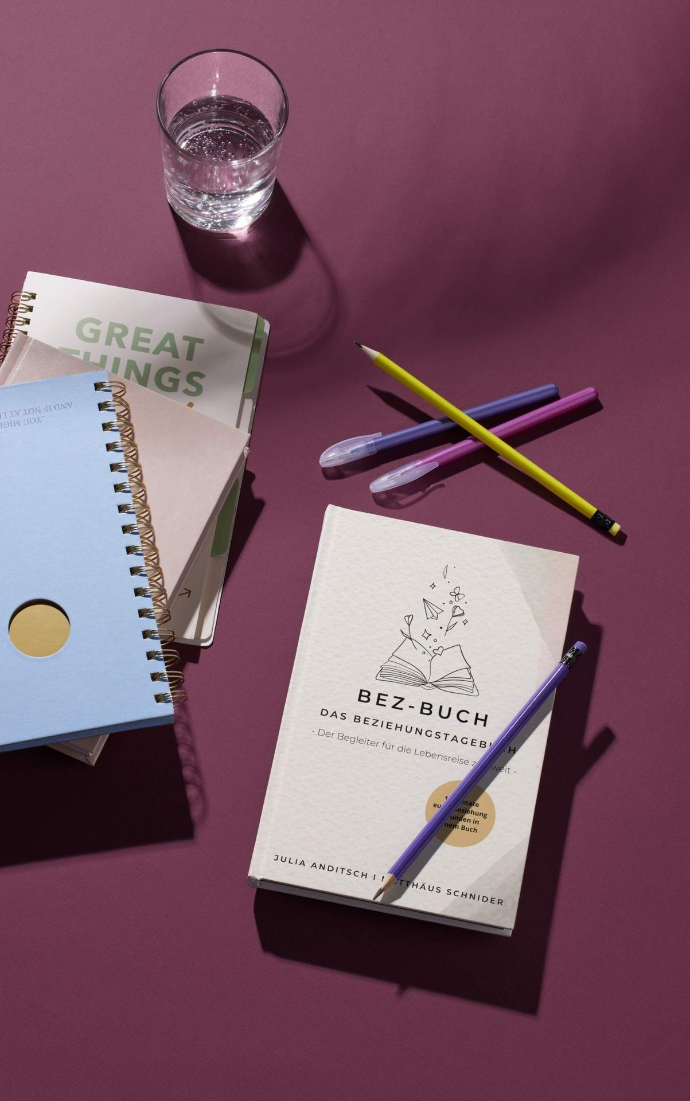 weißes buch auf lila hintergrund